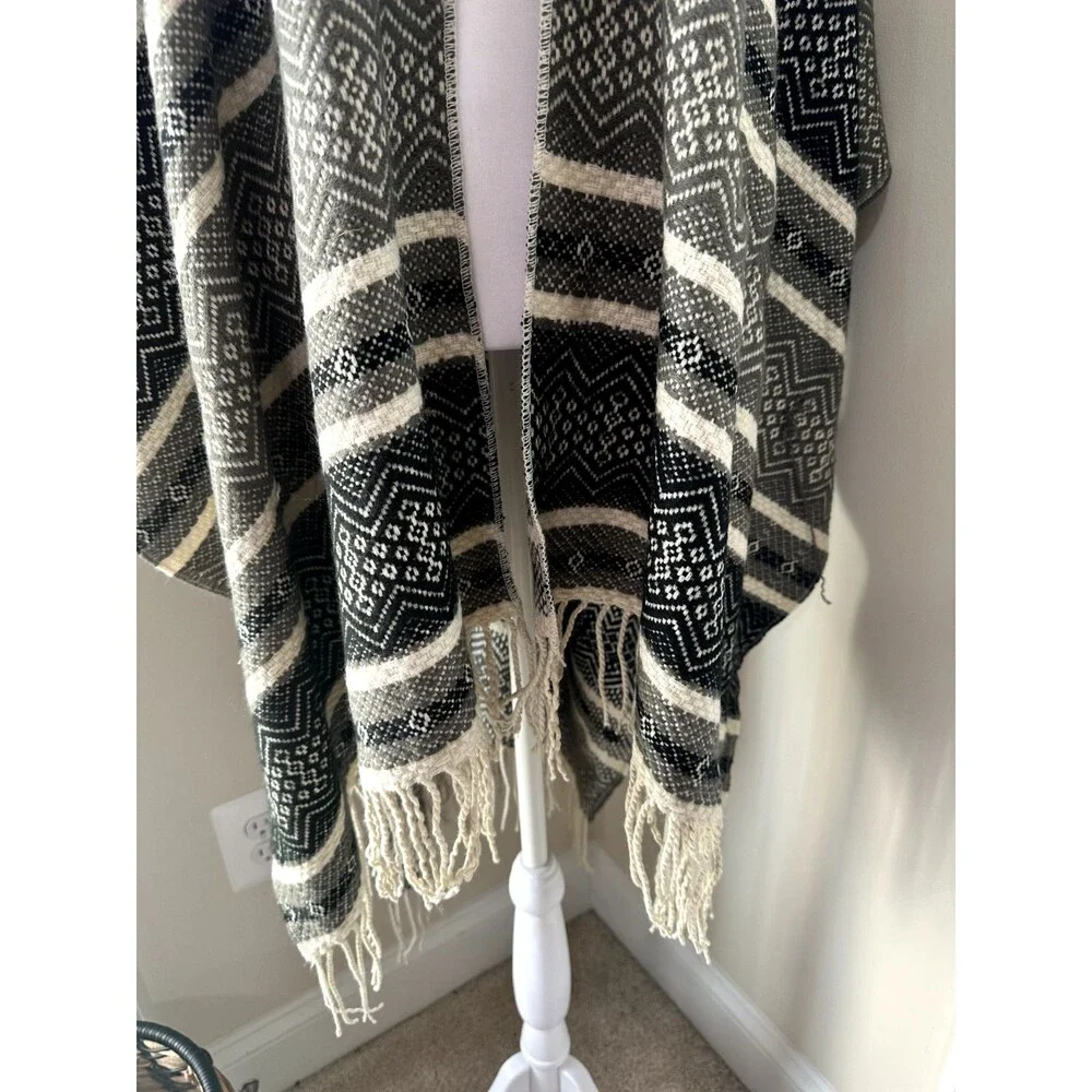 Torrid Ruana Wrap Geometric Print Azrec Western Fringe Cape Sz O/S